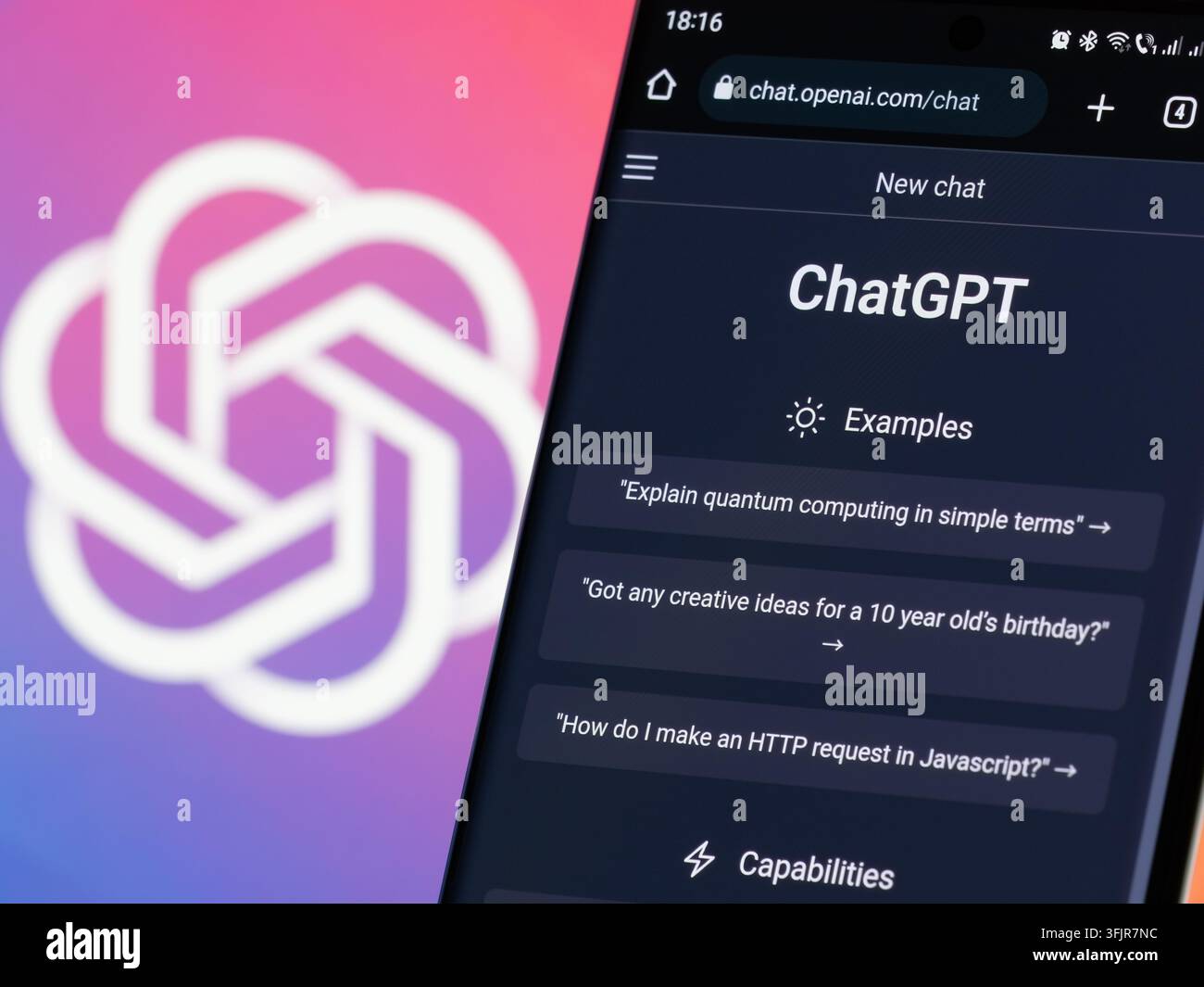 Portland, OR, USA - 08. Feb. 2023: Webseite von ChatGPT, einem Prototyp-KI-Chatbot, ist auf der Website von OpenAI auf einem Smartphone zu sehen. Beispiele, Fähigkeiten Stockfoto
