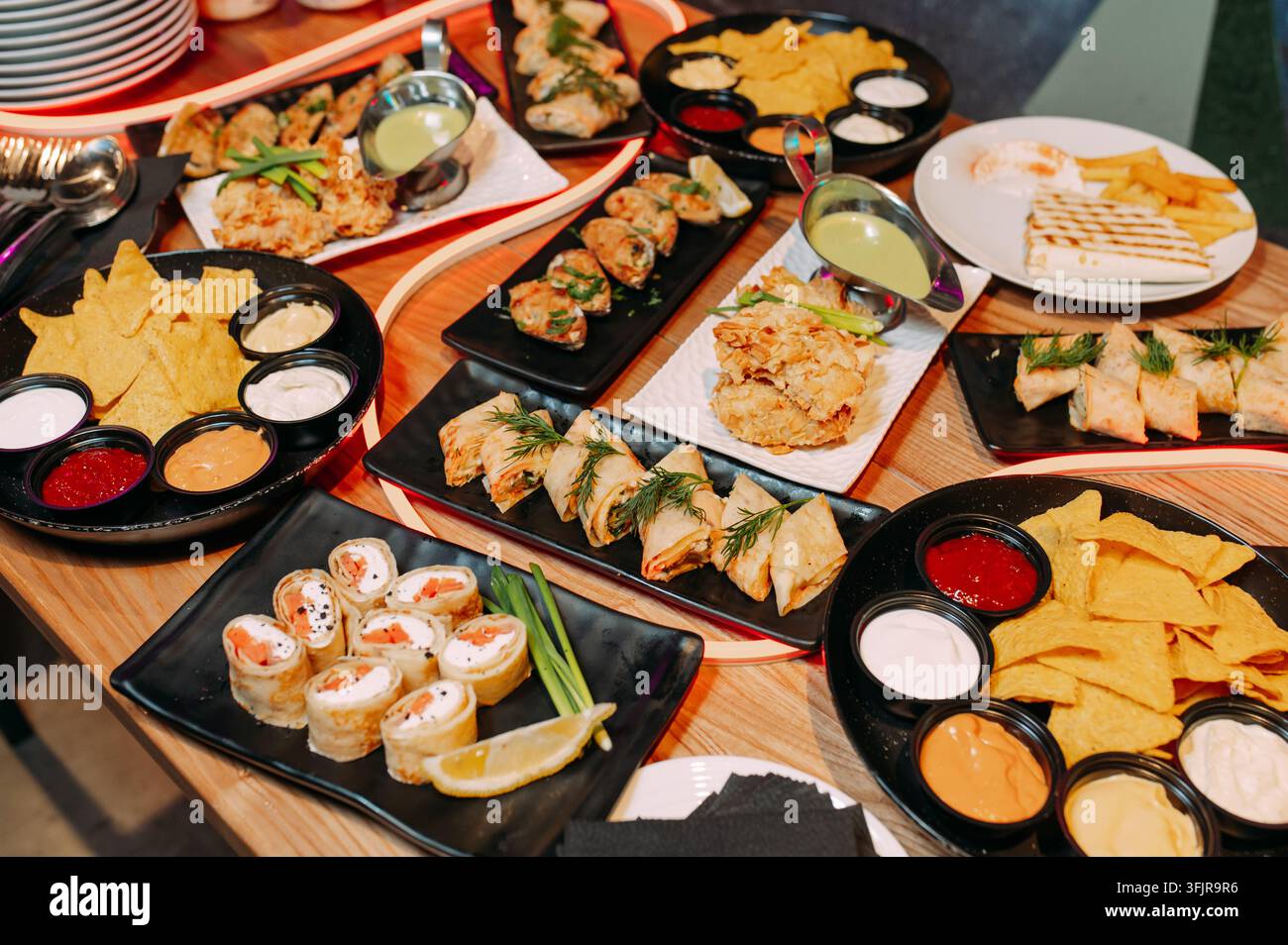 Verschiedene Vorspeisen und Fingerfood mit Dippingsaucen Stockfoto