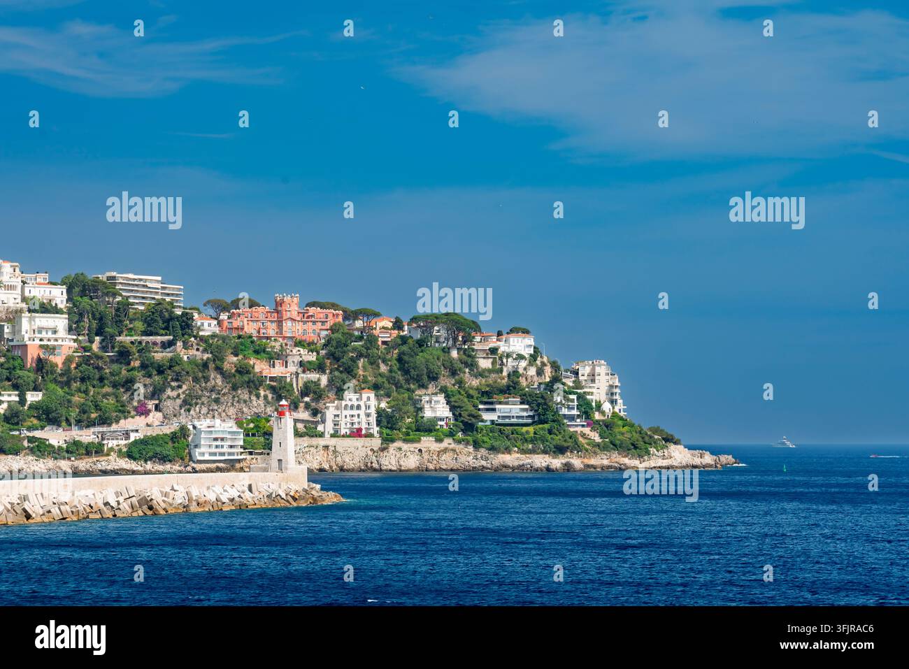 Eingang zum Hafen in der Stadt Nizza, Frankreich, Europa. Stockfoto