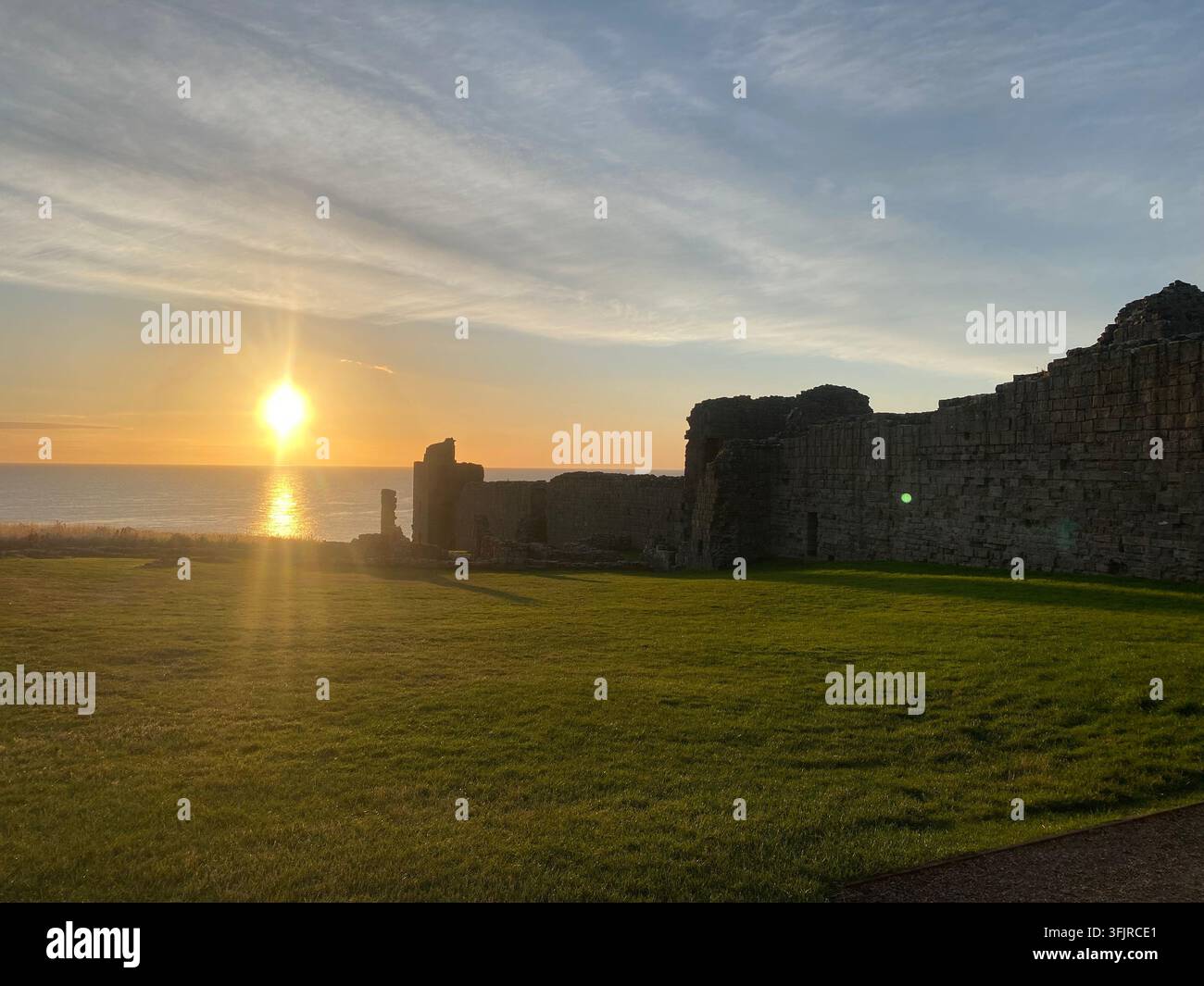 Sonnenaufgang über der Burg - Smartphone-aufgenommenes Stockfoto