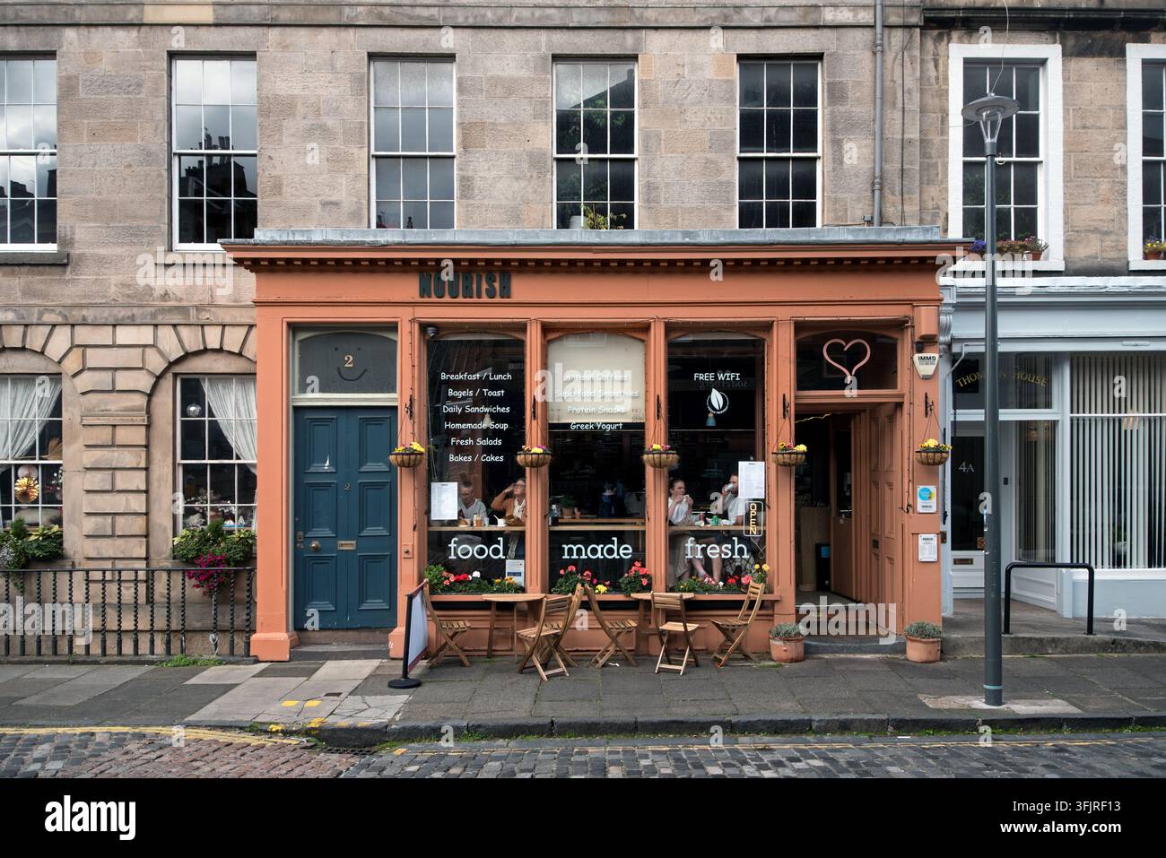 Nourish Cafe in der Forth Street, Edinburgh, Schottland, UK. Stockfoto