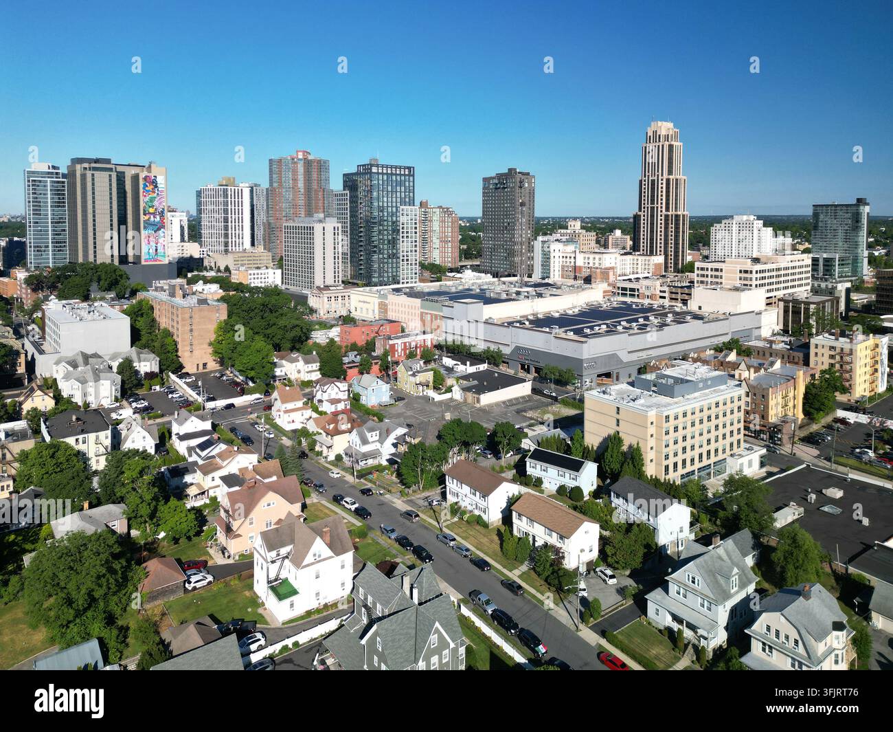 Luftaufnahme der Innenstadt-Skyline von New Rochelle an einem klaren Morgen Stockfoto