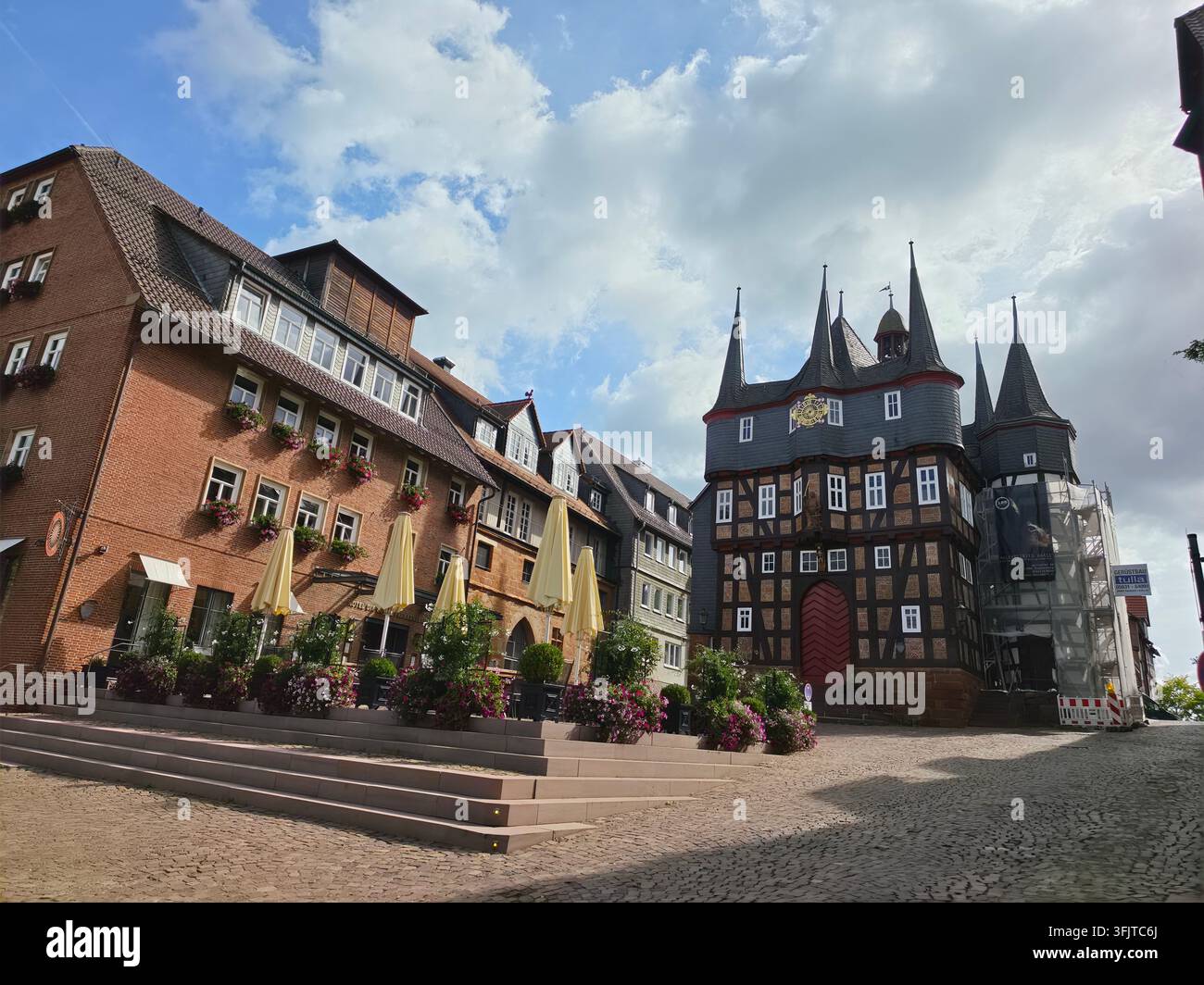 Das historische Alte Rathaus mit seinen charakteristischen mehreren Türmen in Frankenberg (Eder), Hessen, Deutschland, am 23. September 2026. - Smartphone-aufgenommenes Stockfoto