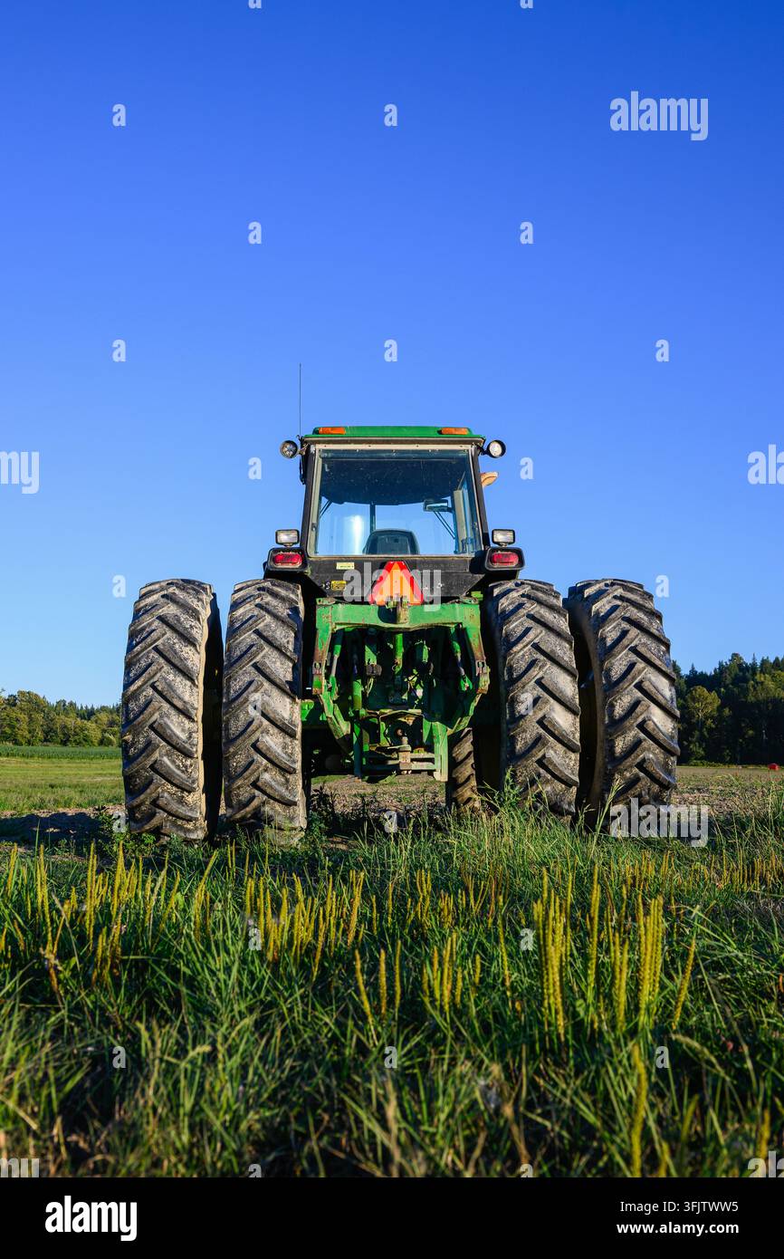 Stanwood, WA, USA - 8. August 2025; Rückansicht von unten des John Deere 4960 landwirtschaftlichen Reihenpflanzentraktors mit vier großen Reifen Stockfoto