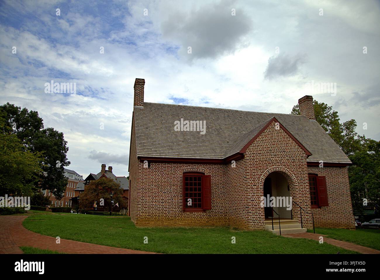 Außenlandschaftsansicht des historischen Backstein-Old Treasury Building auf dem Gelände des Maryland State House. Stockfoto