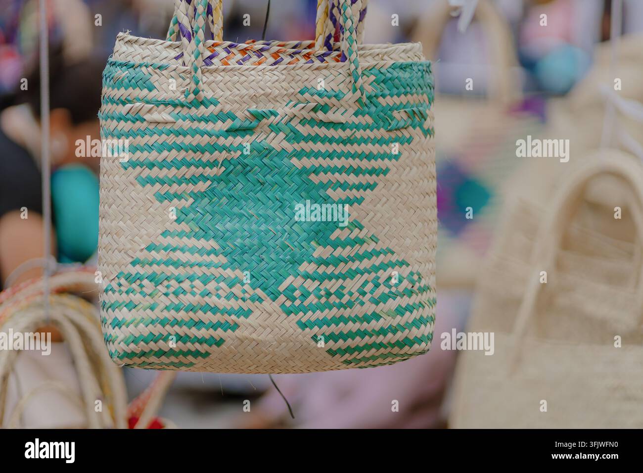 Eine türkise und beige gewebte Tasche mit geometrischen Mustern hängt zur Schau auf dem traditionellen Tauschmarkt in San Pedro Cholula Stockfoto