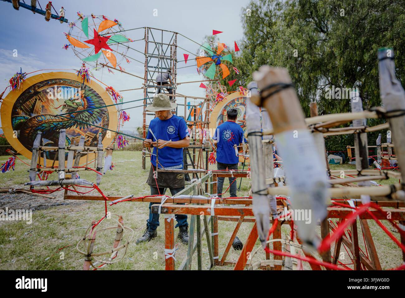 Zwei Männer bereiten Festivalstrukturen und Dekorationen während der Quema de Panzones-Feier vor. Stockfoto