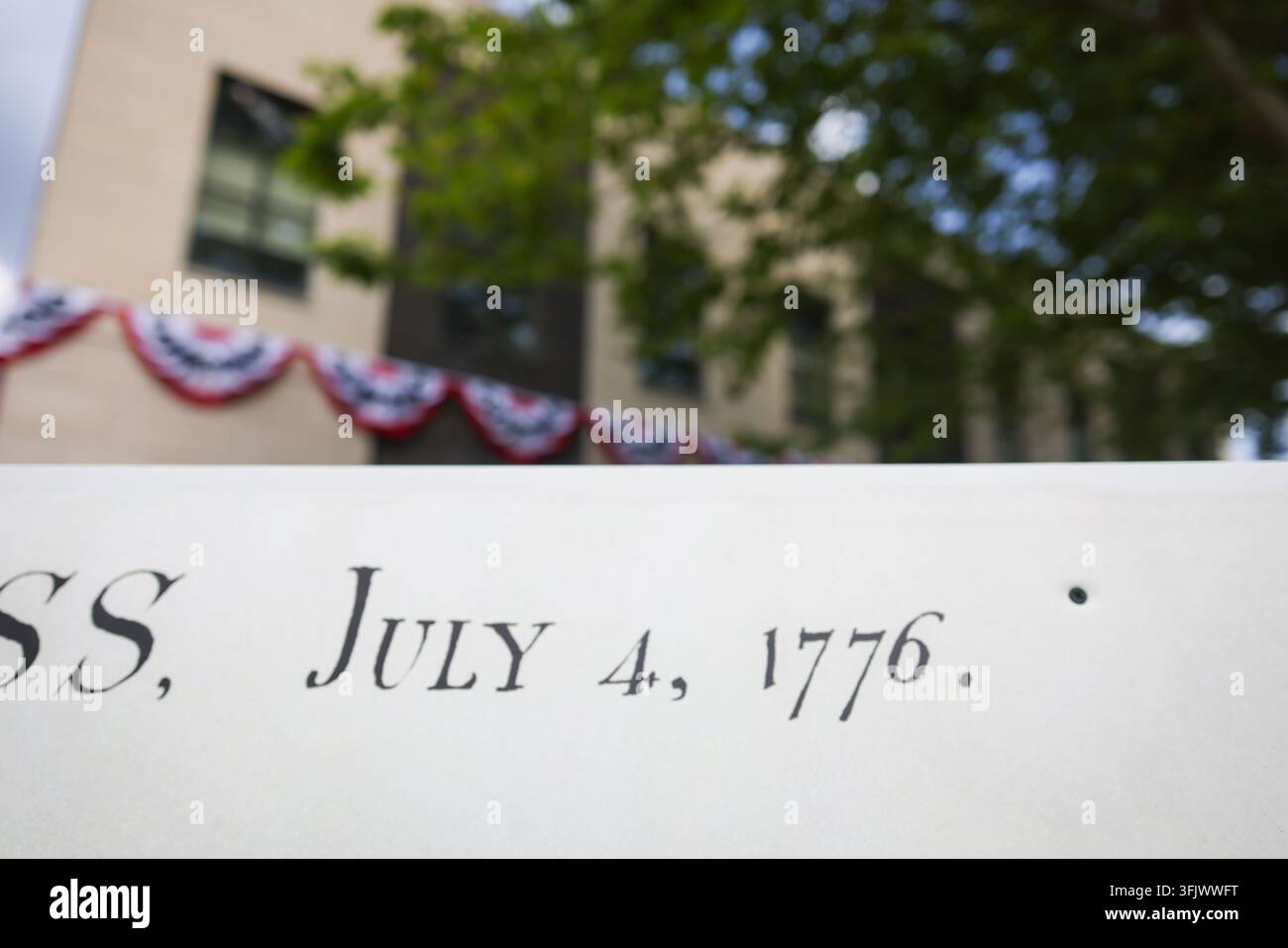 Replik der US-Unabhängigkeitserklärung auf einer Außenwerbetafel. Stockfoto