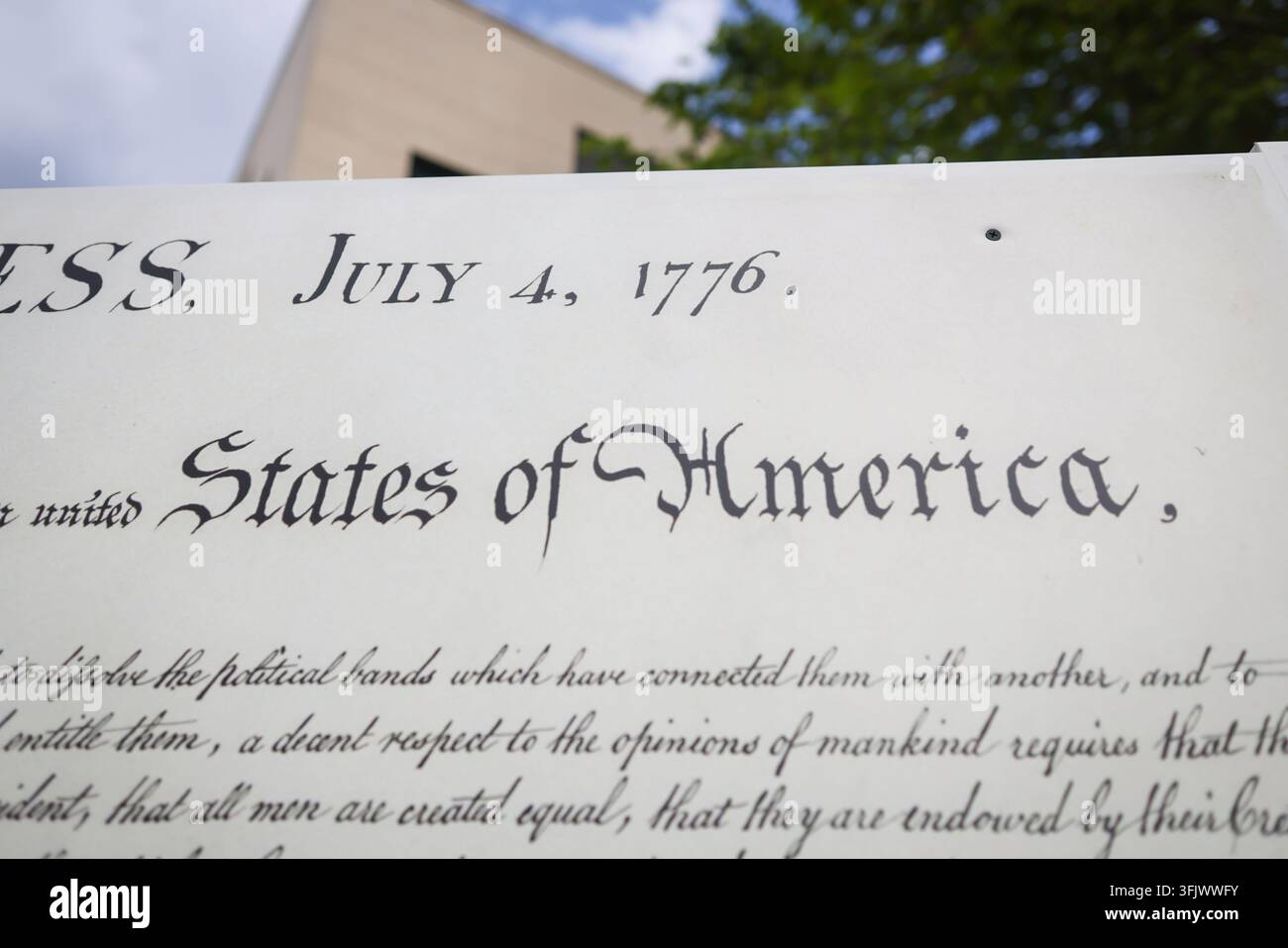 Replik der US-Unabhängigkeitserklärung auf einer Außenwerbetafel. Stockfoto