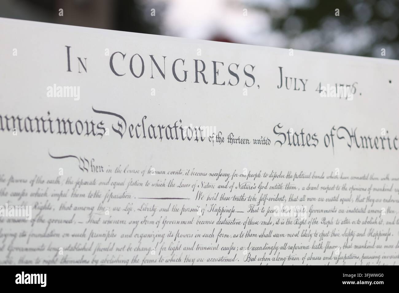 Replik der US-Unabhängigkeitserklärung auf einer Außenwerbetafel. Stockfoto