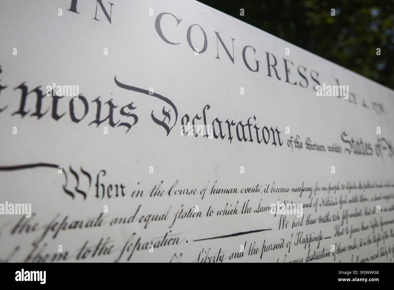 Replik der US-Unabhängigkeitserklärung auf einer Außenwerbetafel. Stockfoto