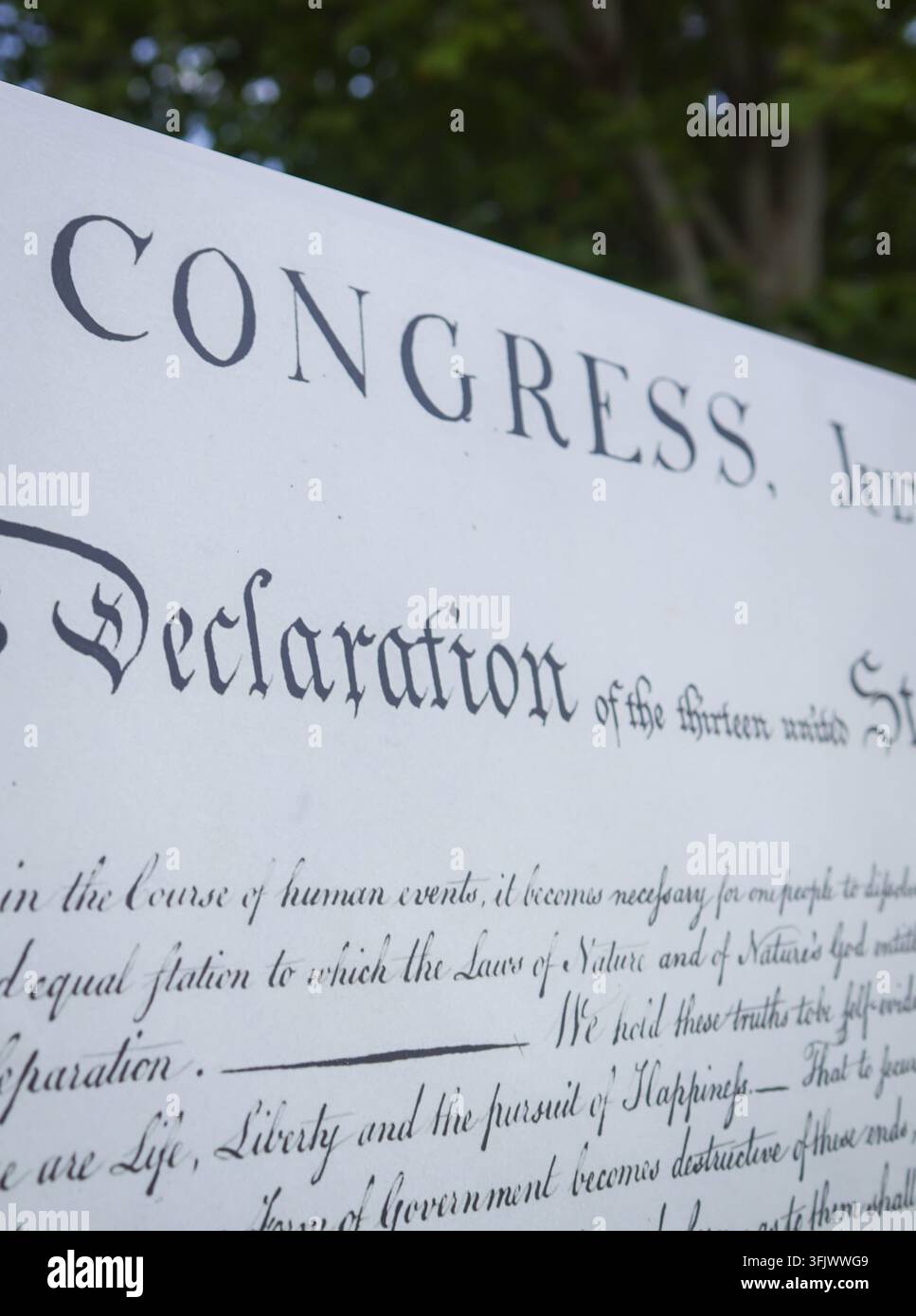 Replik der US-Unabhängigkeitserklärung auf einer Außenwerbetafel. Stockfoto