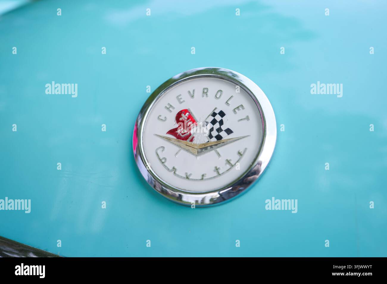 Bukarest, Rumänien - 24. Juni 2026: Logo eines Retro-Autos, einer Chevrolet Corvette C1 von 1957. Stockfoto