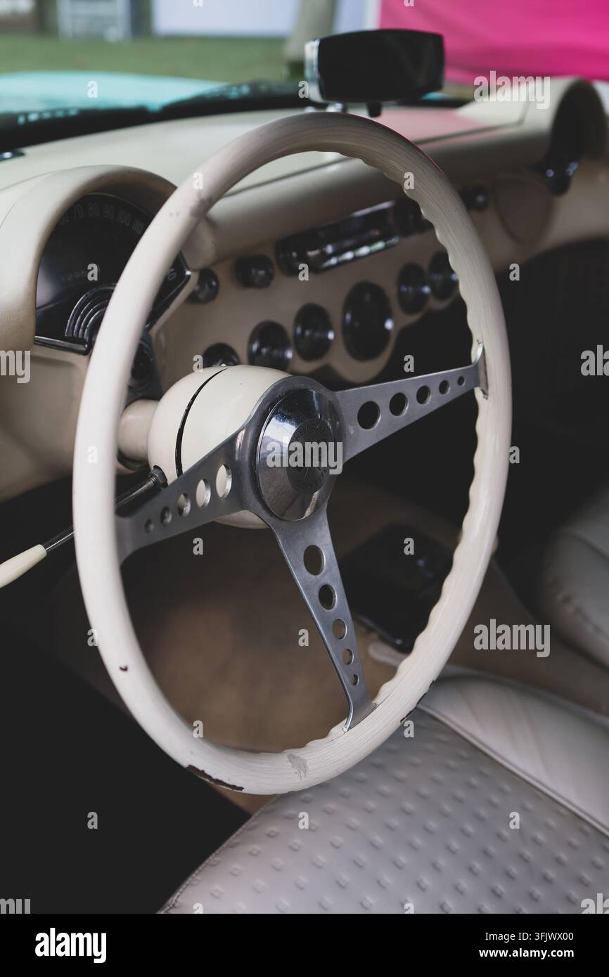 Bukarest, Rumänien - 24. Juni 2026: Interieur eines Retro-Autos, einer Chevrolet Corvette C1 aus dem Jahr 1957. Stockfoto