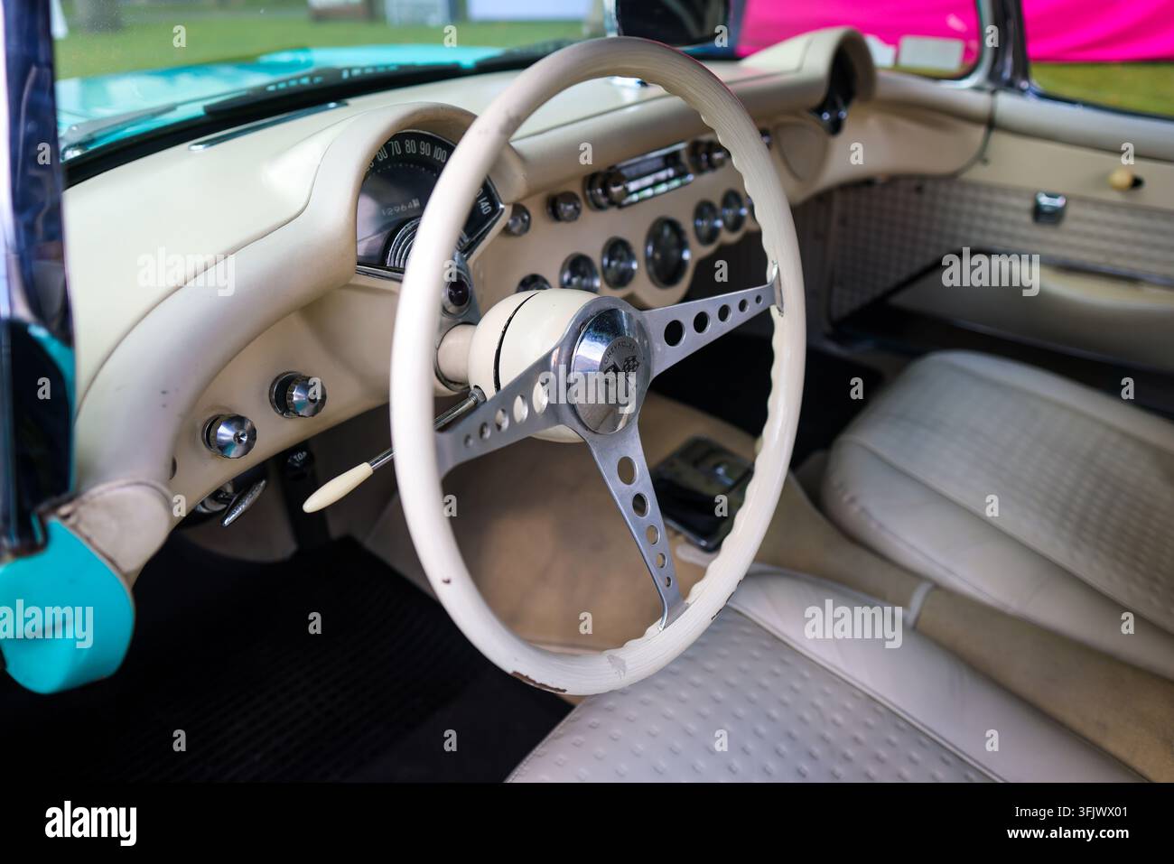Bukarest, Rumänien - 24. Juni 2026: Interieur eines Retro-Autos, einer Chevrolet Corvette C1 aus dem Jahr 1957. Stockfoto