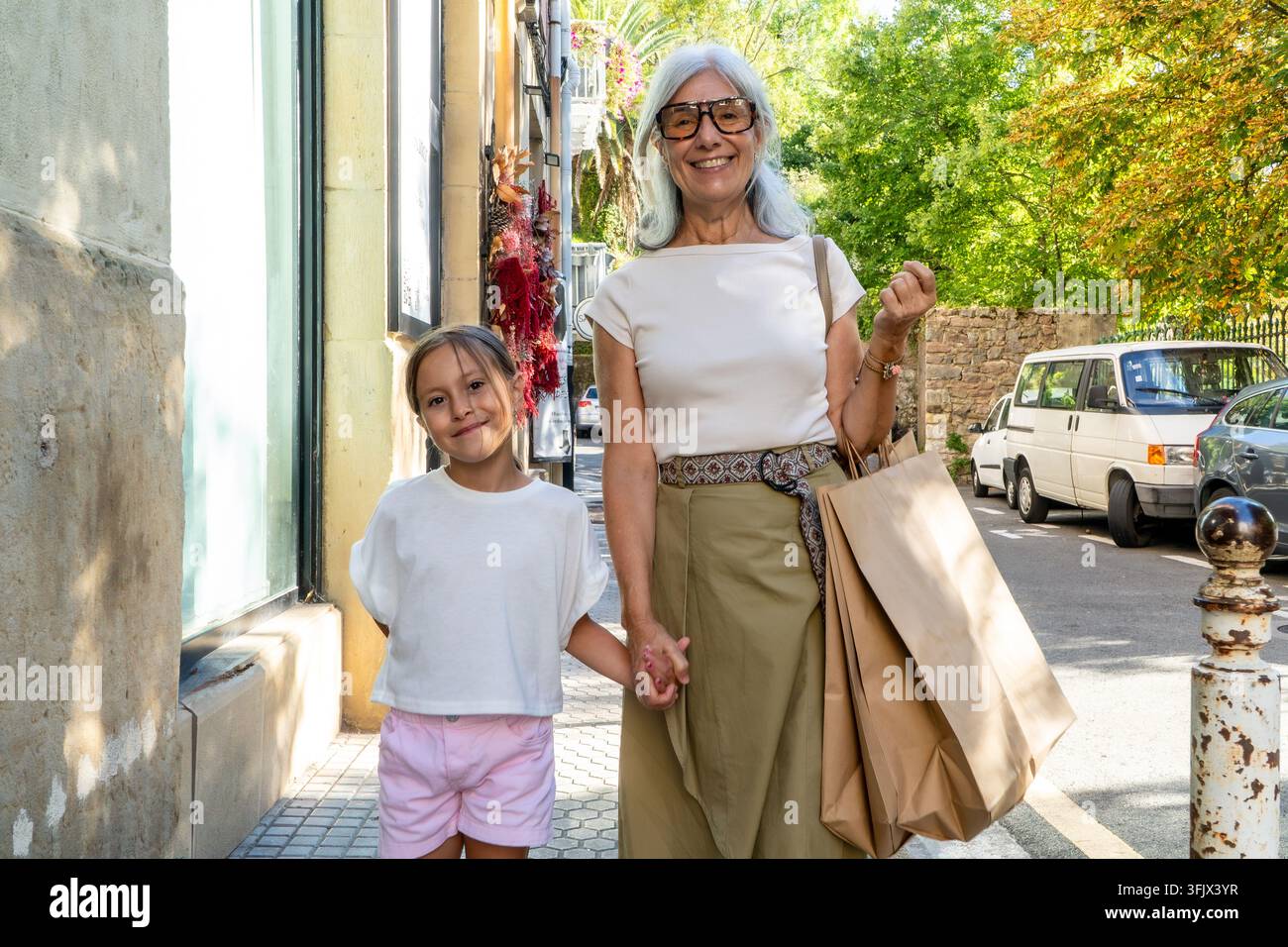 Großmutter und Enkelin genießen gemeinsam einen Einkaufstag Stockfoto