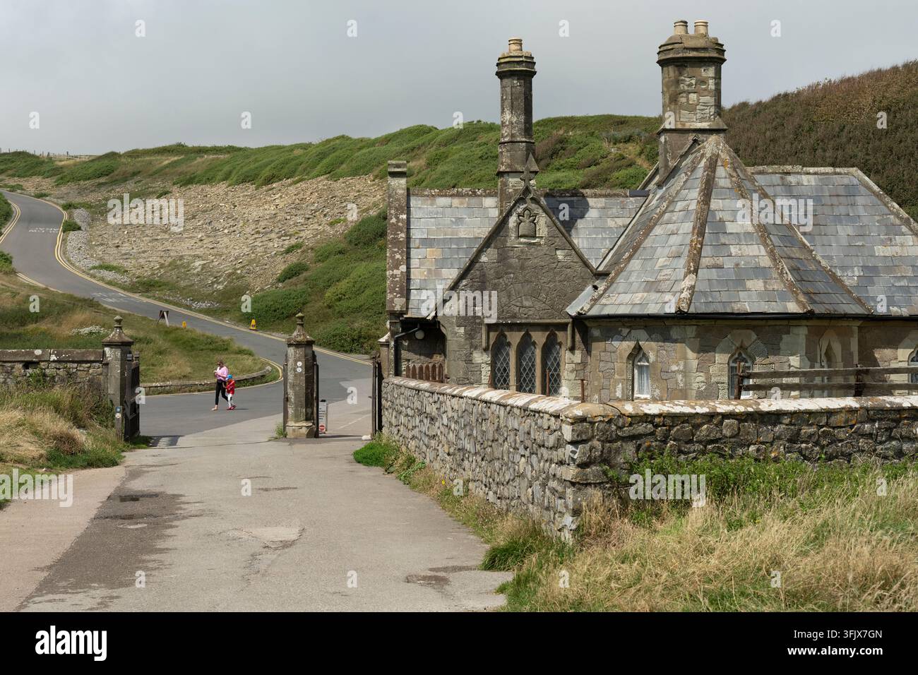Eine Mutter und ein Kind in Dunraven Bay Stockfoto