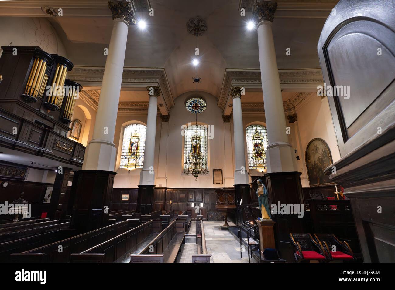 Im Inneren von St Martin in Ludgate auf dem Ludgate Hill, City of London: eine anglikanische Kirche, die für den Gottesdienst und als historisches Bauwerk erhalten ist. Stockfoto