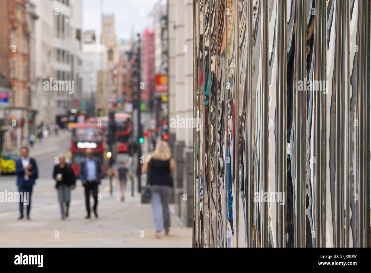 Öffentliche Kunstinstallation "Whispers" von Oskar Zięta auf dem Ludgate Hill außerhalb von One New Ludgate für das London Festival of Architecture. Stockfoto