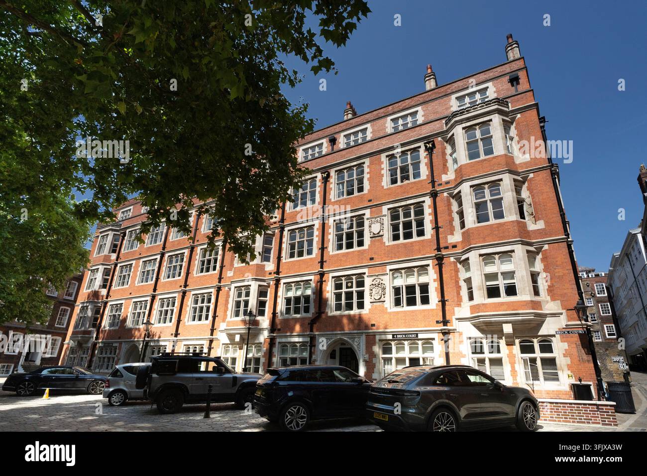 Autos, die am 4 Brick Court, Middle Temple, London, geparkt sind, gehören den Anwälten, die in diesen historischen Kammern arbeiten. Stockfoto