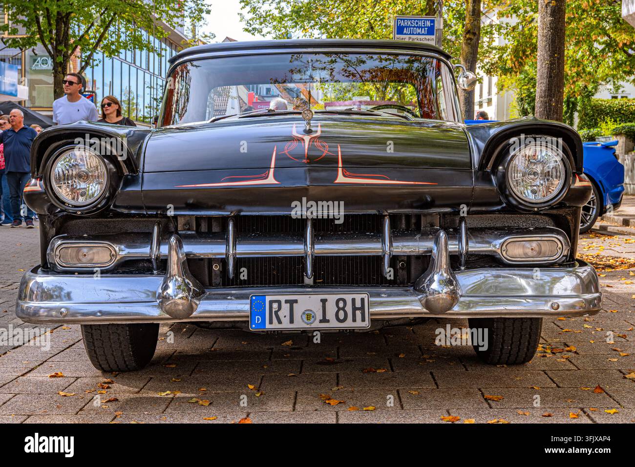 Automobil: Vintage-Schwarzes Auto mit Chrom-Kühlergrill und Pinupstreifen Stockfoto