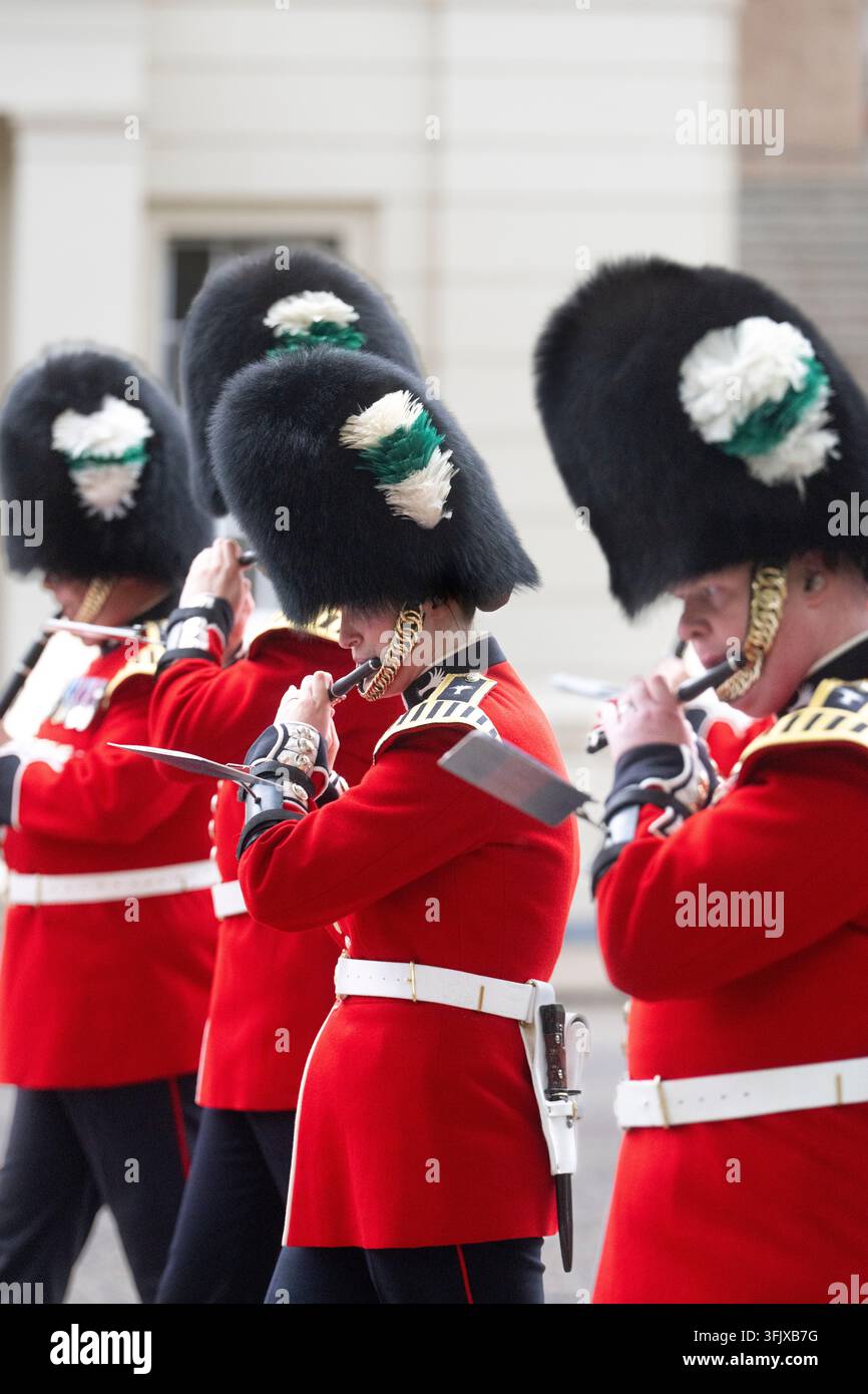 Musiker der Scots Guards spielen Pfeifen während der Zeremonie des Wechsels der Wache am Buckingham Palace in London, um die diensthabenden Wachen abzulösen. Stockfoto