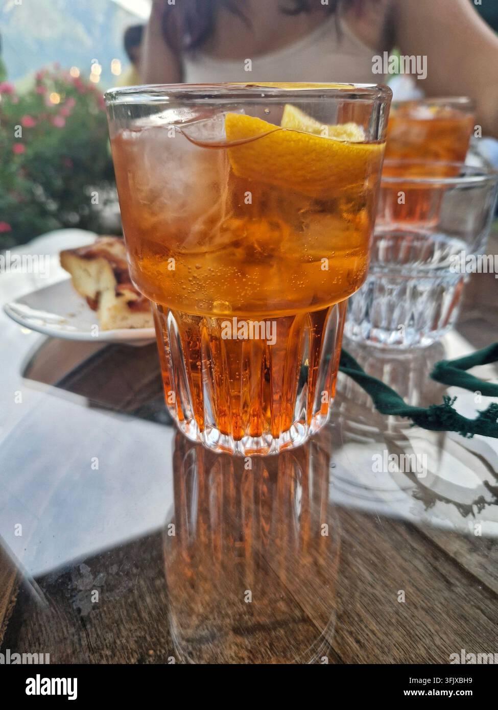 Typischer italienischer Cocktail namens Spritz, serviert in einem Glastumbler, der auf einem Tisch steht Stockfoto