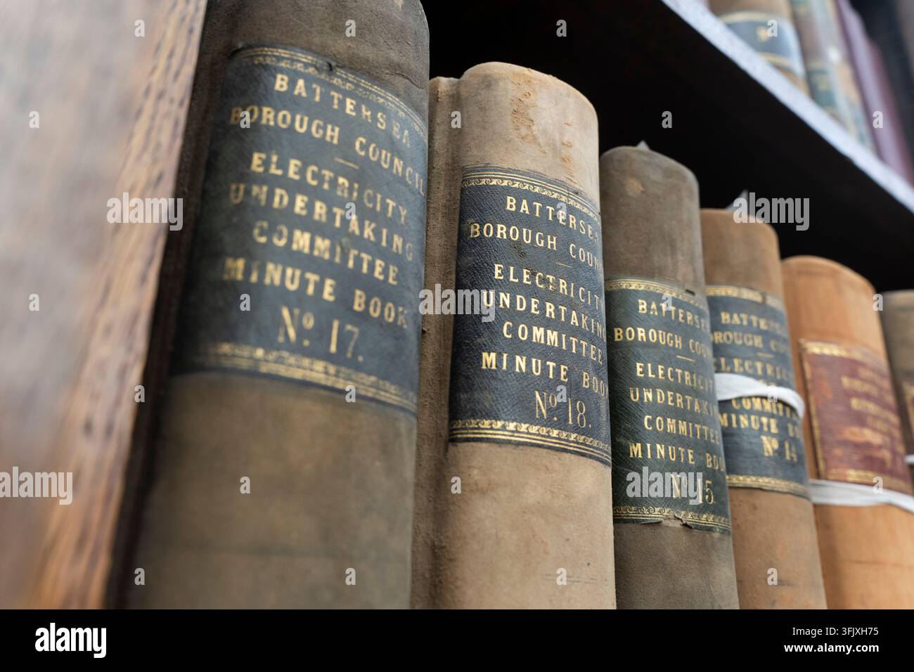 Historische Minutenbücher werden zur Recherche in der Battersea Reference Library in den Altenburg Gardens, Battersea, London, aufbewahrt. Stockfoto