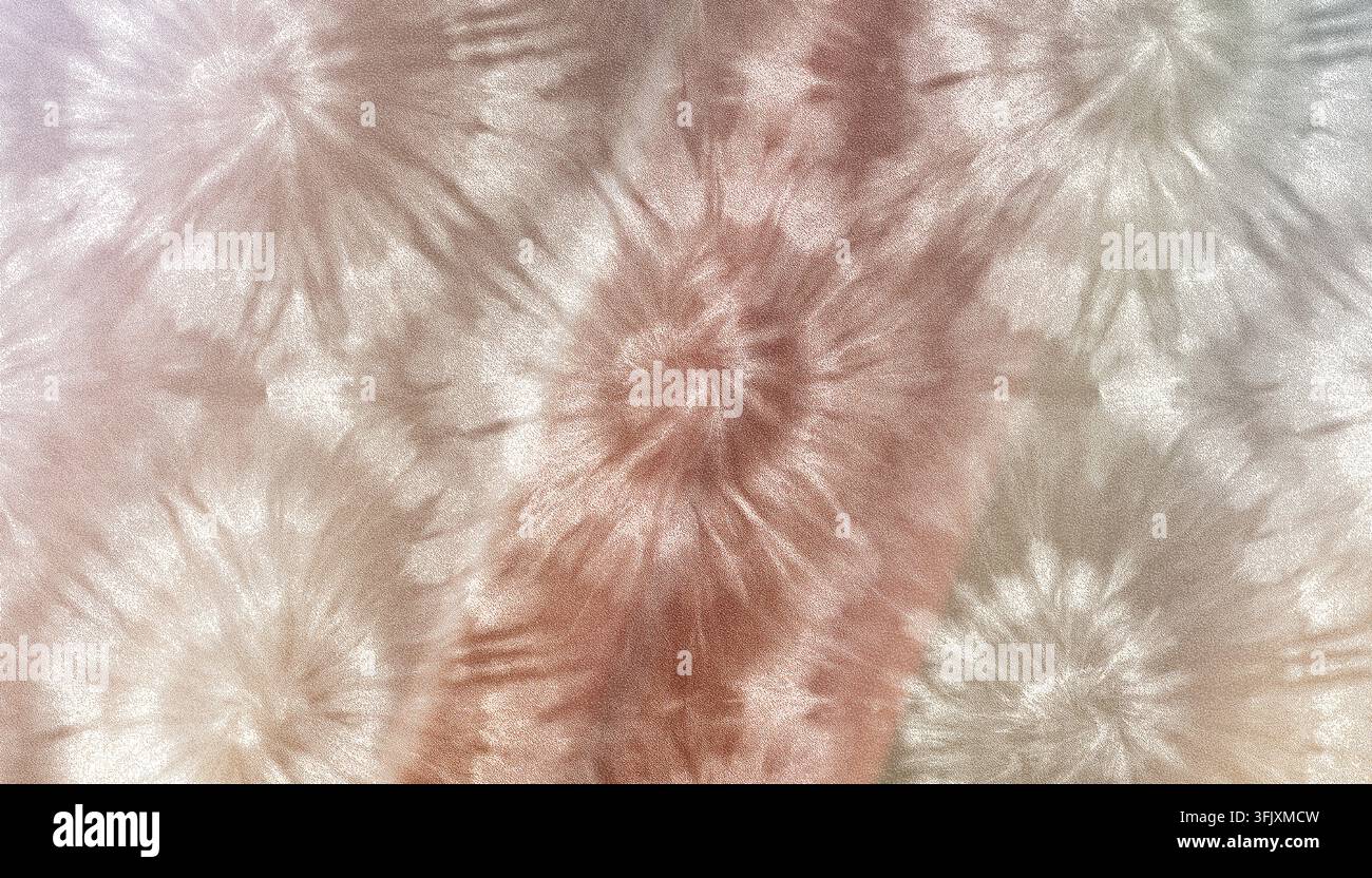 Ein abstrakter, strukturierter Batik-Hintergrund mit weichen erdigen Brauntönen, Bronze und Grautönen sowie kreisförmigen Spiralmotiven. Stockfoto