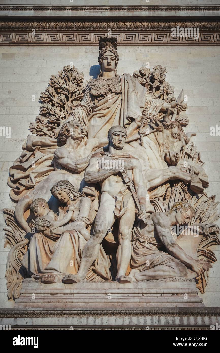 Klassische steinerne Skulpturenrelief, das menschliche Figuren auf einer historischen Fassade darstellt Stockfoto