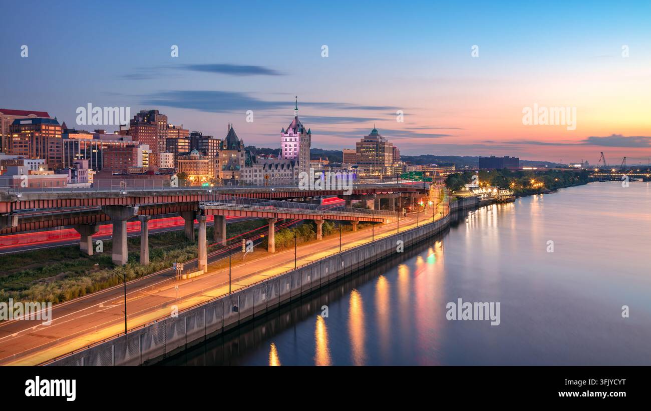 Albany, New York, USA. Stadtbild von Albany, New York mit Spiegelung der Stadt Skyline im Wasser bei wunderschönem Sonnenaufgang. Stockfoto