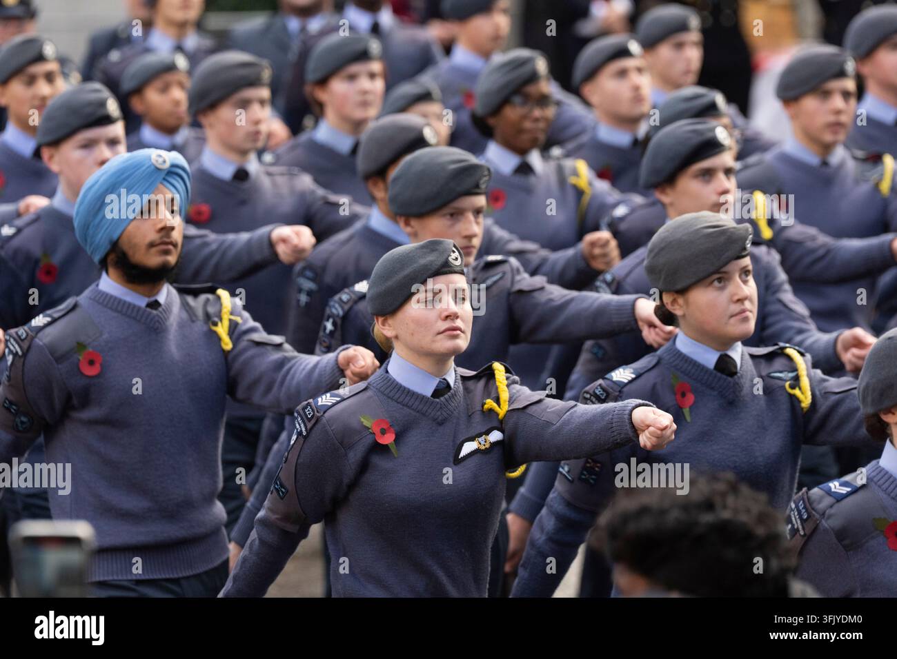 RAF Air Cadets marschieren in der Lord Mayor's Show-Parade am Mansion House in der City of London vorbei und feiern die bürgerliche Tradition. Stockfoto