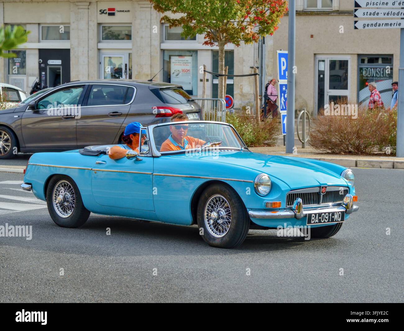 Britischer MGB-Sportwagen auf einer Oldtimer- und Sammlerautobehör bei Le Blanc, Indre (37), Frankreich. Stockfoto
