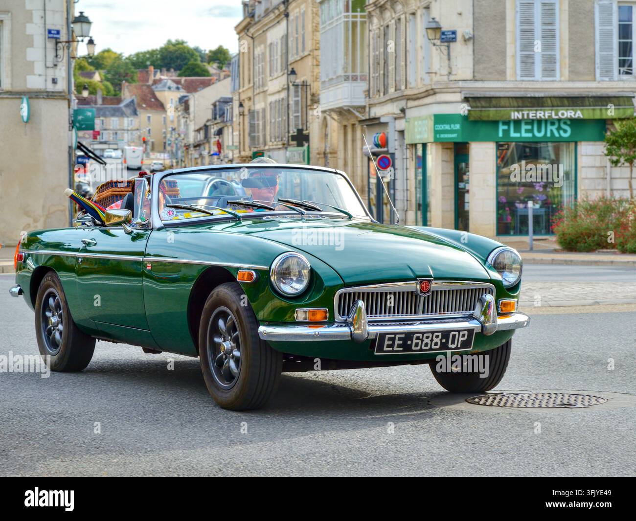 Britischer MGB-Sportwagen auf einer Oldtimer- und Sammlerautobehör bei Le Blanc, Indre (37), Frankreich. Stockfoto