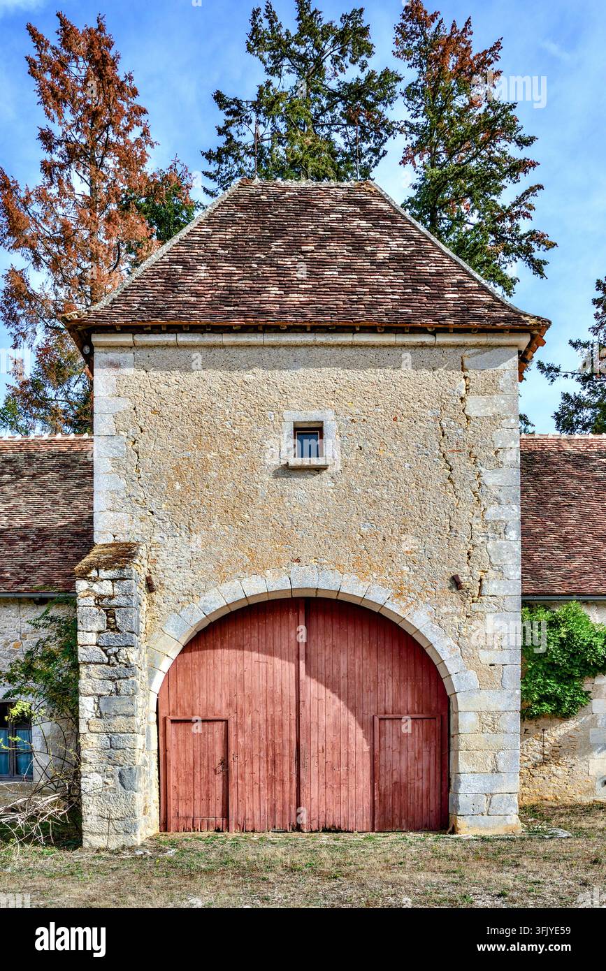 Ehemaliges Kutschenhaus (jetzt Scheunenlager) des Château de Céré, Saint-Hilaire-sur-Benaize, Indre (36), Frankreich. Stockfoto