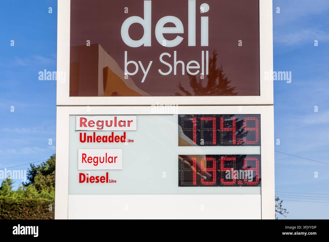 Hohe Benzinpreise und Diesel nahe 2 £ pro Liter heizen die Inflation im Vereinigten Königreich an, Shell-Tankstelle, Woodbridge, Suffolk, England, UK September 2026 Stockfoto