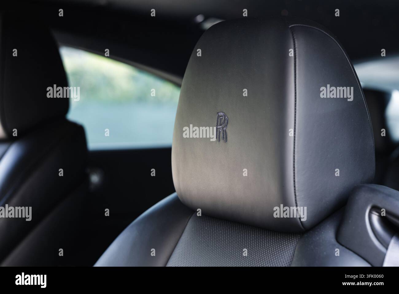 Ljubljana, Slowenien - 14. September 2026: Das Interieur eines Rolls Royce Wraith Coupes zeigt die Kopfstütze mit dem Emblem. Stockfoto