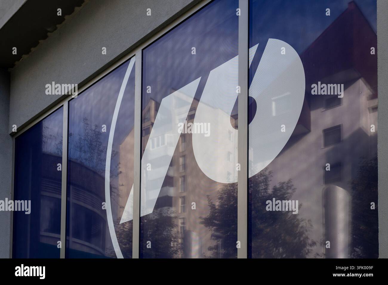 Ljubljana, Slowenien - 21. September 2026: Das Logo der NLB-Bank ist auf dem Gebäude in Ljubljana angebracht. Es ist klar und gut sichtbar. Stockfoto