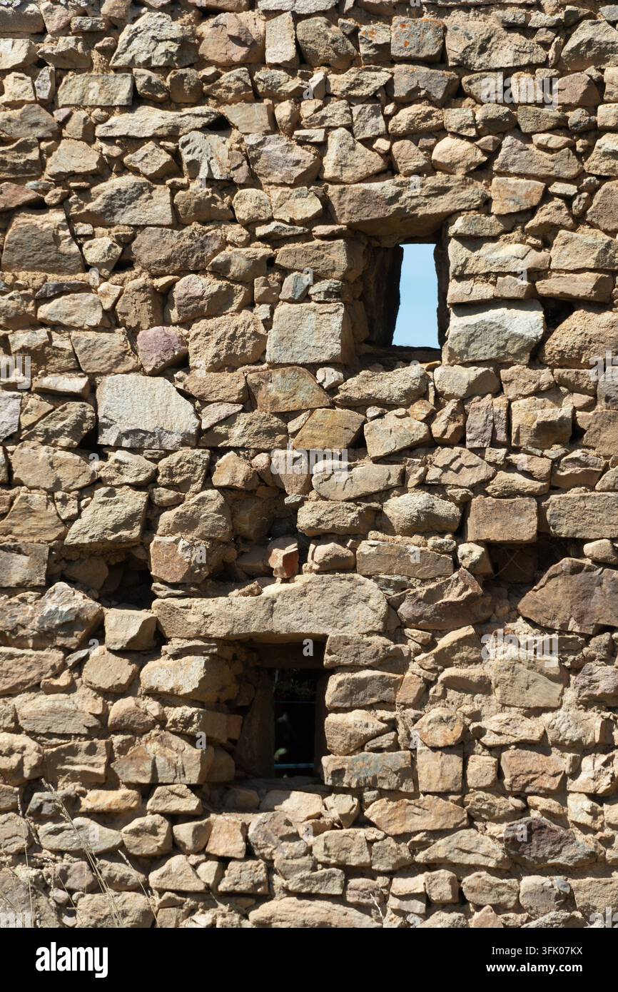 Alte strukturierte Mauer mit zwei Fenstern Stockfoto