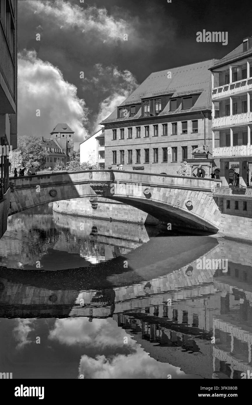 Reflexion der historischen Fleischbrücke in Pegnitz, erbaut 1597, Schwarz-Weiß, Fleischbrücke, Nürnberg, Mittelfranken, Bayern, Deutschland Stockfoto