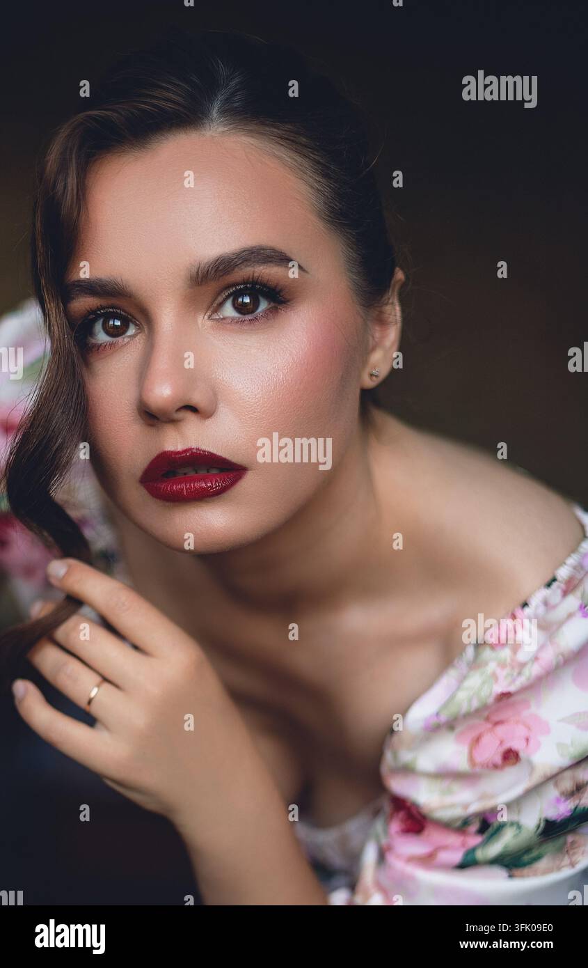 Porträt einer romantischen jungen Frau in einem Retro-Kleid Stockfoto