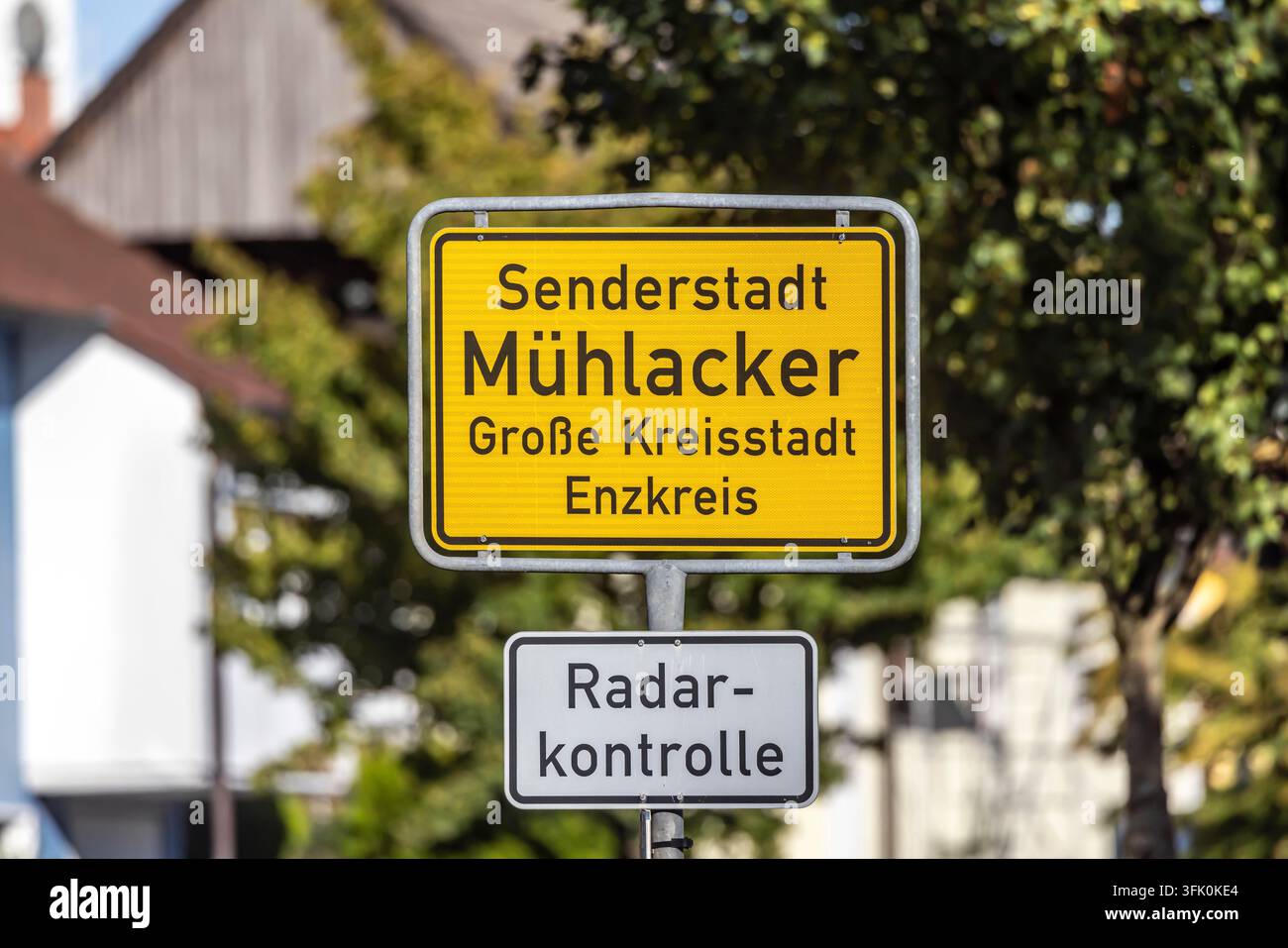 Stadtschild für die Bahnhofstadt Muehlacker im Enzkreis. Muehlacker wird wegen des historischen großen Radiosenders, der den Betrieb aufnahm, Senderstadt genannt Stockfoto