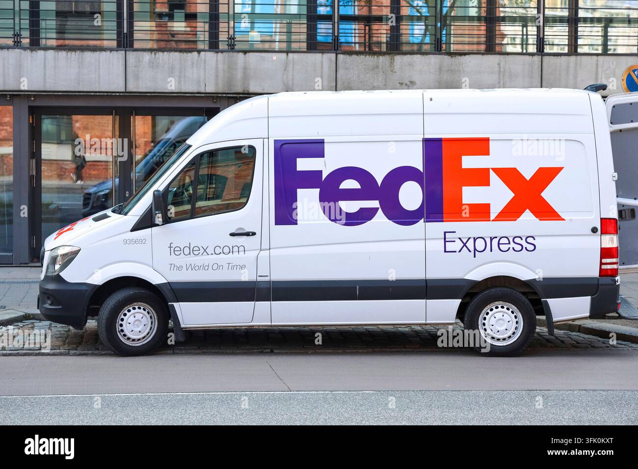 Hamburg, Deutschland - 15. April 2026: FedEx Express-Van parkte auf einer Straße und bot Logistik- und Versanddienstleistungen an Stockfoto