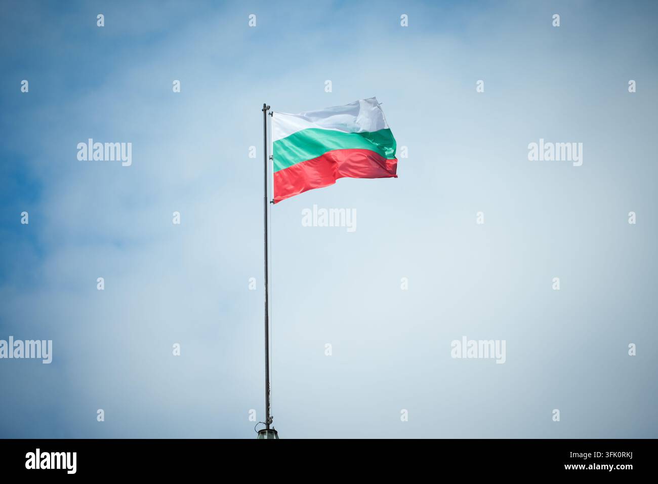 Die bulgarische Flagge weht am 22. September 2026 im Wind in Sofia, Bulgarien. Stockfoto