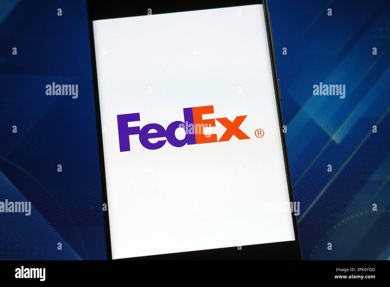 FedEx-Logo, das auf einem Smartphone-Bildschirm angezeigt wird. FedEx ist ein globales Transport- und Logistikunternehmen Stockfoto
