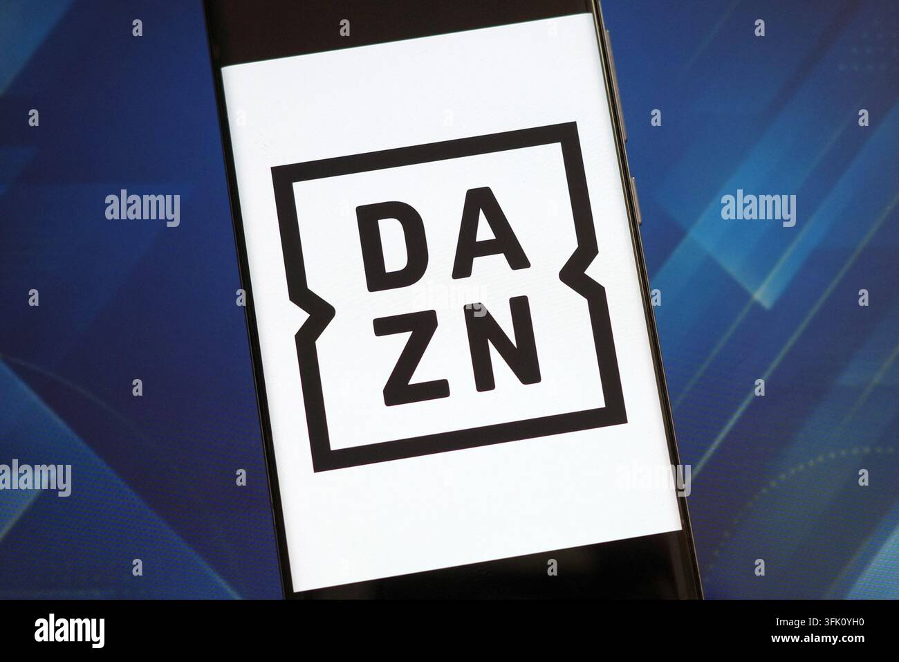 DAZN-Logo auf einem Smartphone-Bildschirm angezeigt. DAZN ist eine globale Sport-Streaming-Plattform Stockfoto