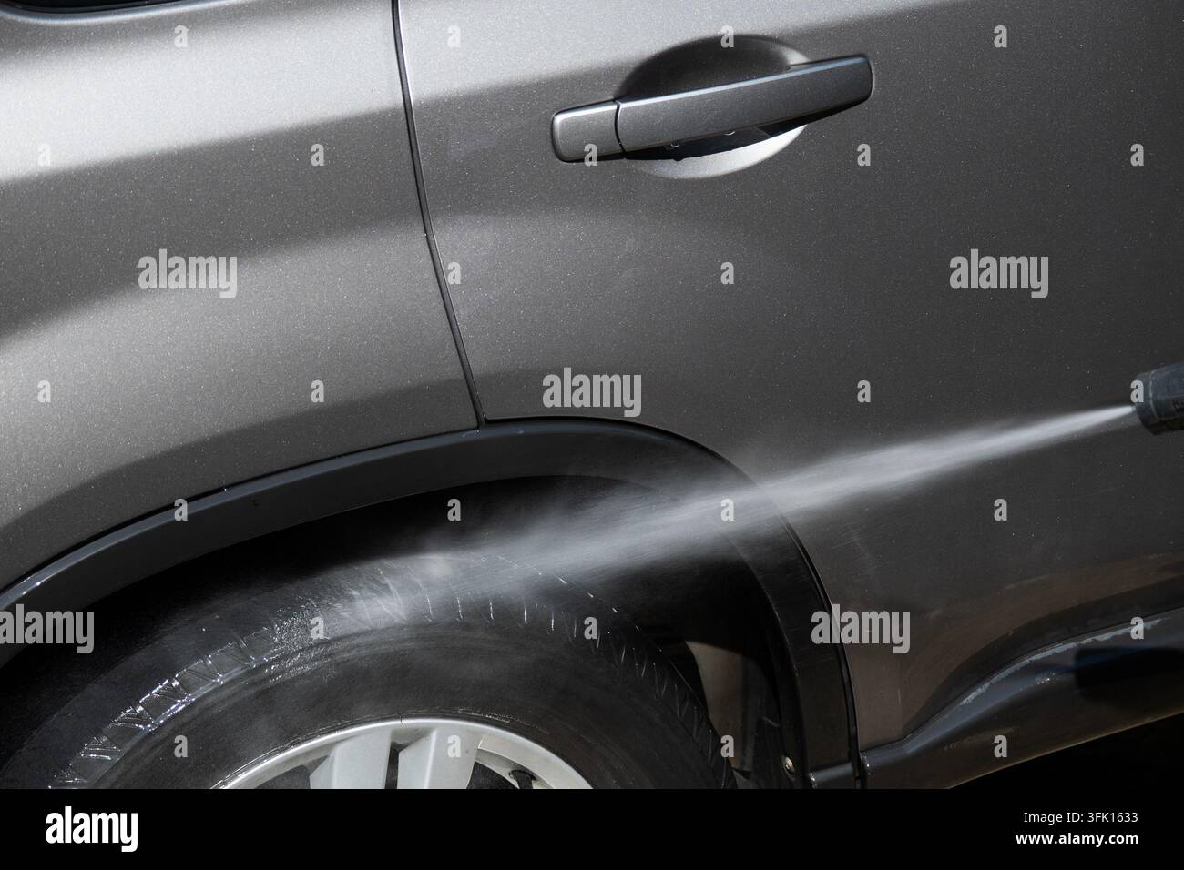 Autokarosserie mit Wasserstrahl unter Hochdruck reinigen Stockfoto