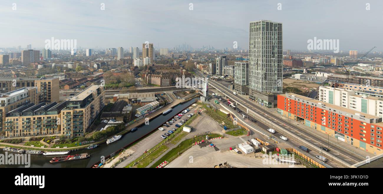 Luftaufnahme der Stadtentwicklung in Bromley-by-Bow, London, mit Fokus auf den Fluss Lea und den Türmen in der Nähe von Three Mills. Stockfoto