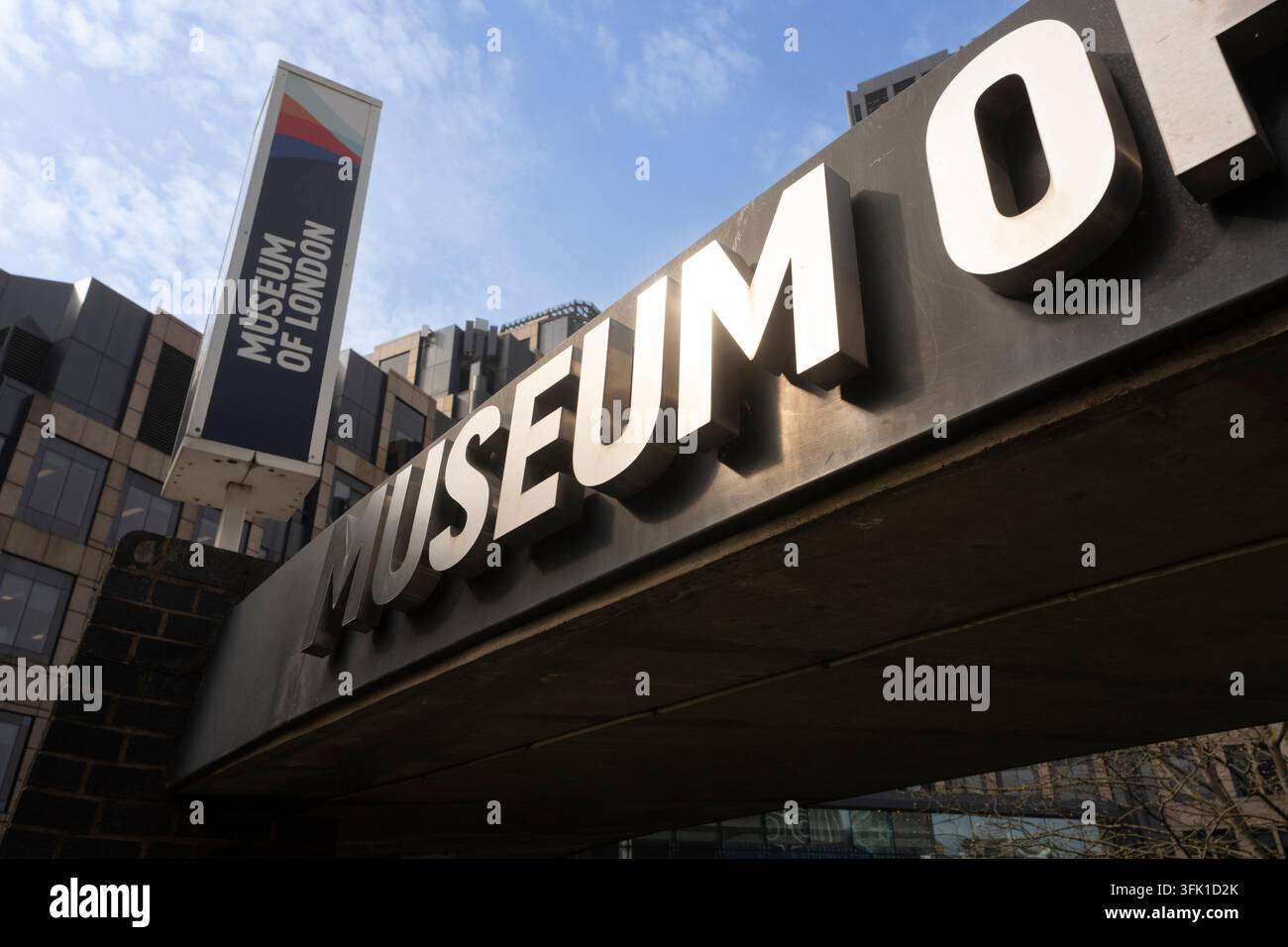 Besucher kommen im Museum of London in der London Wall 150, London EC2Y 5HN, an, um die reiche Geschichte der Stadt zu erkunden. Stockfoto