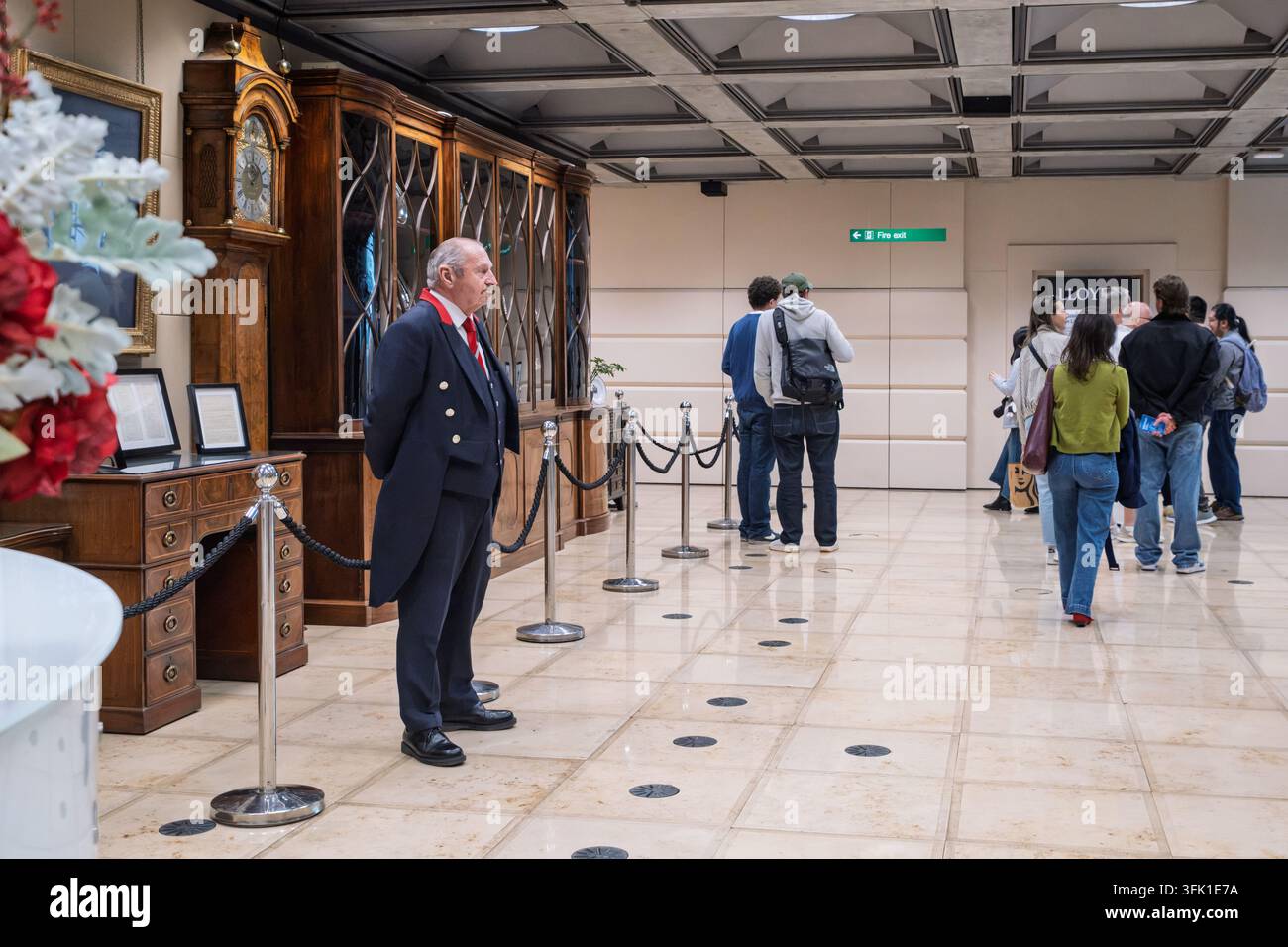 Besucher erkunden Lloyd’s of London während Open House London, mit historischen Einrichtungsgegenständen und dem Versicherungserbe von Lloyd’s zu sehen. Stockfoto